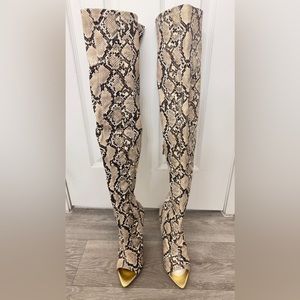 Knee High Heeled Natural Snake Style Boots